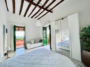 Villa Pomelia, Villa nel corso di Santa Marina Salina a 50 mt dal mare