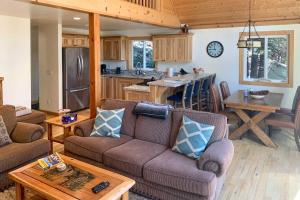 Rustic Retreat w Deck: Steps From Lake Almanor!