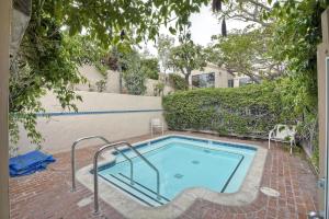 Oceanfront Fully Remodeled 2BR 2BA, Pool, Hot Tub, Gated Parking