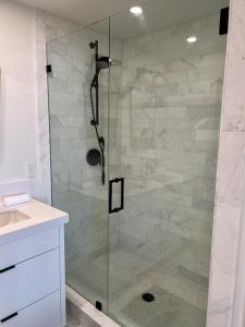 Oceanfront Fully Remodeled 2BR 2BA, Pool, Hot Tub, Gated Parking