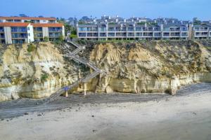 Oceanfront Fully Remodeled 2BR 2BA, Pool, Hot Tub, Gated Parking