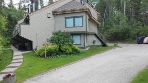 Akiskinook Sandy Beach Lakefront Resort! Tennis, Pickle, Basket Ball Courts, Indoor Pool, Hot Tub, Squash Court! Short Drive to Radium or Fairmont Hot Springs!
