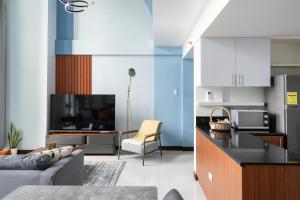 Stylish loft, 65 in UHDTV w Fast WiFi + Pool & Gym