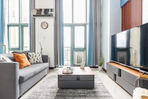 Stylish loft, 65 in UHDTV w Fast WiFi + Pool & Gym