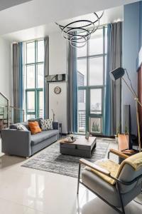 Stylish loft, 65 in UHDTV w Fast WiFi + Pool & Gym