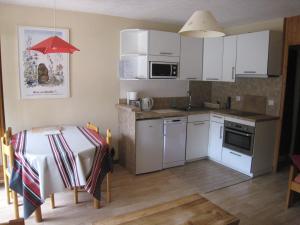 Appartements Studio cabine au centre, balcon sud, parking, proche pistes et commerces - FR-1-459-89 : photos des chambres