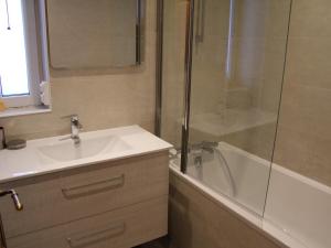 Appartement Rénové 3 Pièces au Centre de La Clusaz avec Balcon et Garage - FR-1-459-40