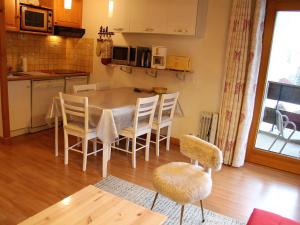 Appartement T2 Centre Village avec Balcon & Cheminée, Proche Piscine et Pistes - FR-1-459-72