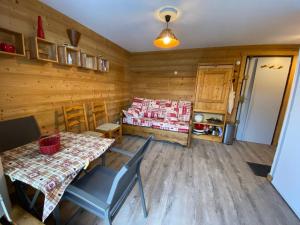 Studio cosy rénové au centre de La Clusaz, balcon, parking privé, proche commerces et pistes - FR-1-459-84