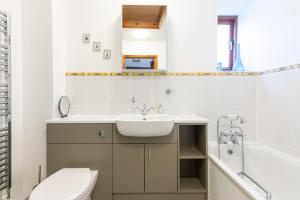 The Oast House - farm stay apartmentwithin 135 acres