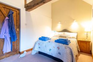 The Oast House - farm stay apartmentwithin 135 acres