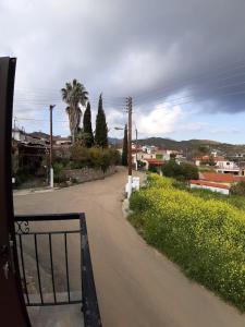 THE ROCK HOUSE - Beautiful countryside with mandarins oranges and olive trees,. Near Limassol at Eptagonia village.