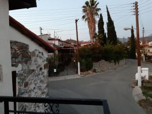 THE ROCK HOUSE - Beautiful countryside with mandarins oranges and olive trees,. Near Limassol at Eptagonia village.