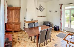 Maisons de vacances Beautiful Home In Bouere : photos des chambres
