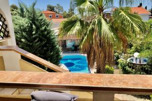 Villa Latina with 6 apartments and a shared pool