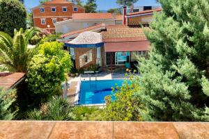 Villa Latina with 6 apartments and a shared pool