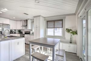 Outdoor Dining, Steps to Sand Indian Shores Condo