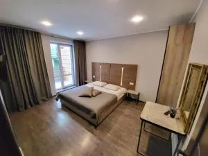 Like Home on Zaliznychna 3 - Myketynʼtse