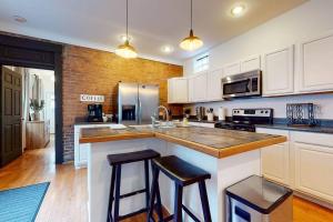 Private Home-Backyard-Parking Near Nulu Downtown