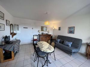 Charmant T2 en Centre-ville avec Piscine, Terrasse et Parking, à 500m de la Plage ! - FR-1-701-29
