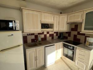 Confortable T2 climatisé, balcon, parking sécurisé, proche plage et commerces - FR-1-701-37