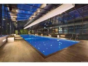 Southbank Serenity 2BR, FREE Parking, and Wi-Fi