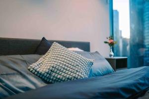 Southbank Serenity 2BR, FREE Parking, and Wi-Fi