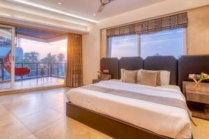 Grande Montana by StayVista - Luxurious Hillside Villa featuring Pool, Theater, and Games Room