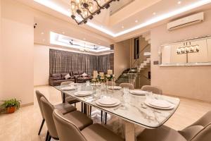 Grande Montana by StayVista - Luxurious Hillside Villa featuring Pool, Theater, and Games Room