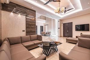 Grande Montana by StayVista - Luxurious Hillside Villa featuring Pool, Theater, and Games Room