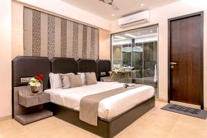 Grande Montana by StayVista - Luxurious Hillside Villa featuring Pool, Theater, and Games Room