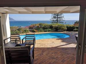 Neptunes Seat - Garden Paradise with Ocean Views