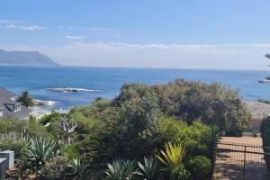 Neptunes Seat - Garden Paradise with Ocean Views