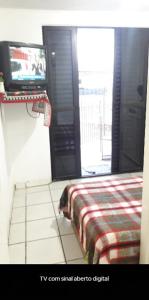 Kitnet 2 quartos, perto do metrô com TV, frigobar, fogão e microondas - Localização ótima!!