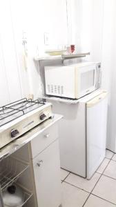 Kitnet 2 quartos, perto do metrô com TV, frigobar, fogão e microondas - Localização ótima!!