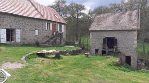 Maisons de vacances Magnifique Moulin au bord d'une riviere, calme absolu, piano : photos des chambres
