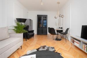 CityCenter Fashionable Apartment Warsaw by Renters