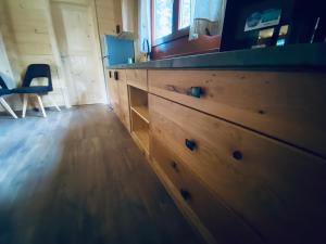 Wooden lodge with jacuzzi 