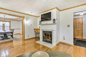 Nature’s Haven Farmhouse in Pickerington w Deck