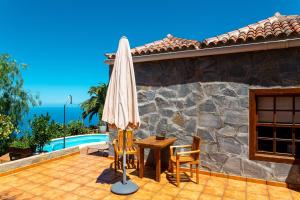 Sea view villa in Tijarafe, private pool.