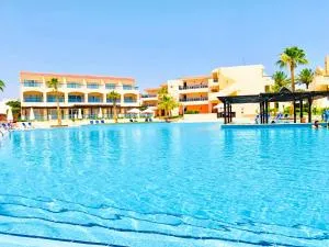 Ivy Cyrene Island Aqua Park Resort - نابق