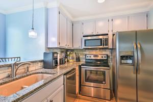 Near Port Aransas Beach Condo with Pool Access