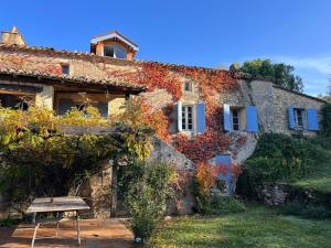 Maisons de vacances Idyllic farmhouse in woods - private heated pool : photos des chambres