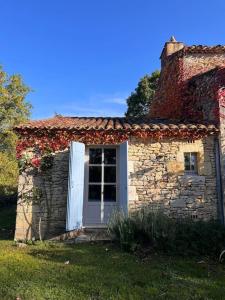 Maisons de vacances Idyllic farmhouse in woods - private heated pool : photos des chambres