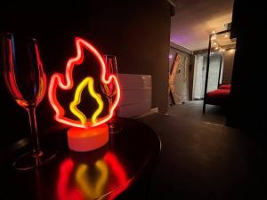 Appartements Les 50 nuances de rouge LOVEROOM : photos des chambres