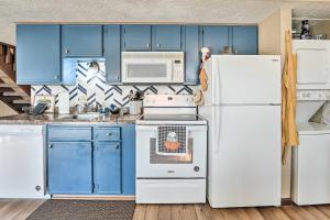 Balcony and Grill Condo Near Table Rock Lake!