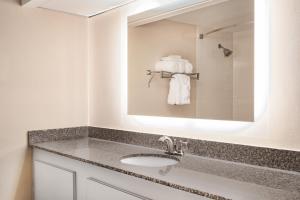 King Room - Mobility Access/Non-Smoking room in Howard Johnson by Wyndham Lima