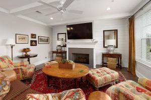 The Villas at Gascoigne - 117 Gascoigne Ave, #305