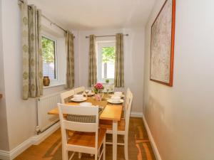 6 Hunters Green Close