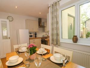 6 Hunters Green Close